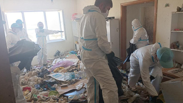 Bursa’da apartman sakinlerinin şikayet ettiği ‘çöp ev’den 28 ton atık çıktı