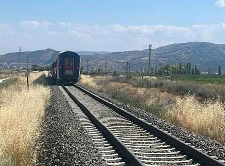 Afyonkarahisar’da trenin çarptığı tarım aracındaki 1 kişi öldü, 2 kişi yaralandı