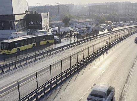 Küçükçekmece’de otomobil, İETT otobüsüne çarptı! Yaralılar var