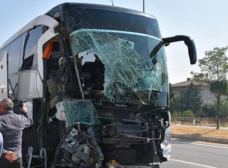 Yolcu otobüsü kamyonete çarptı: 1 kişi öldü, 15 kişi yaralandı