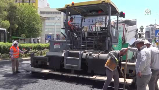 Termometreler 50 dereceye dayandı: Asfalt işçileri güçlükle çalışıyor