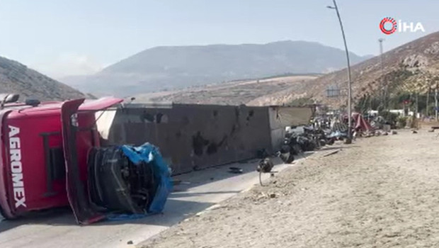 Hatay’da freni arızalanan TIR otomobile çarpıp devrildi: Sürücü ağır yaralandı