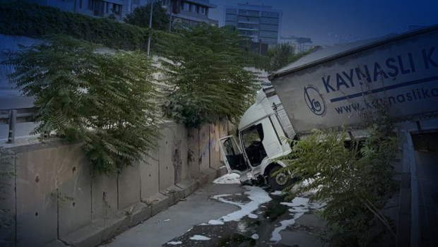 Esenler’de tır yol kenarındaki dereye uçtu