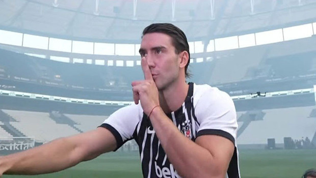 Dusan Vlahovic’ten imza töreninden taraftara şampiyonluk mesajı: ‘Hazır mısınız? Başlıyoruz!’
