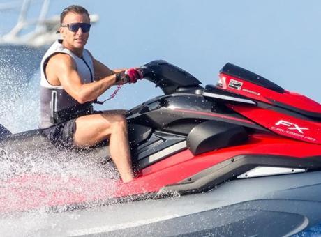 Macron’un son fotoğrafına tepkiler çığ gibi büyüyor! ‘Fransa yanarken jet ski keyfinde’