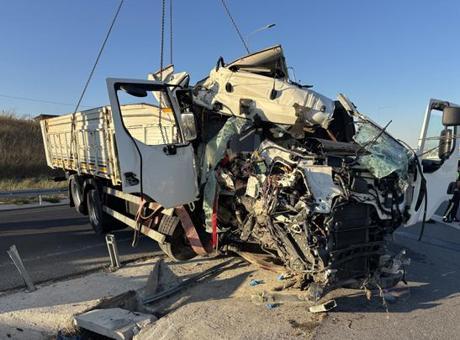 Çanakkale’de kamyon bariyerlere çarptı: 2 can kaybı