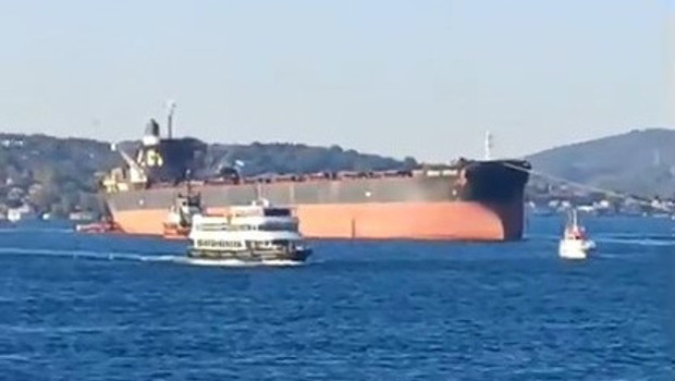 Kerç Boğazı’nda İHA saldırısına uğrayan gemi İstanbul Boğazı’ndan geçti