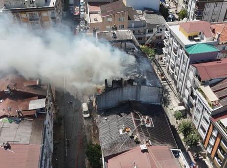 Gaziosmanpaşa’da çatı yangını! Alevler yan binalara sıçradı; 1 ölü