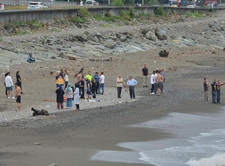 Rize’de denize giren 2 kardeşten 1’i öldü, diğeri kayıp