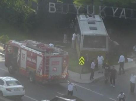 Son dakika… Zeytinburnu’nda İETT otobüsü sitenin bahçe duvarına çarptı! Yaralılar var