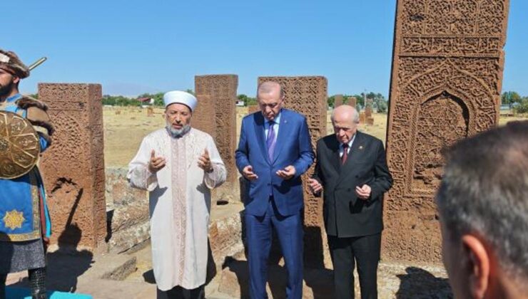 Cumhurbaşkanı Erdoğan ve Devlet Bahçeli Ahlat Selçuklu Kabristanı’nda