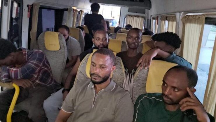 Edirne’de polise takılan minibüsten 19 kaçak göçmen çıktı