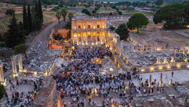 Efes Antik Kenti Gece Müzeciliği ile doldu taştı! Yüz binler eşsiz atmosferde buluştu