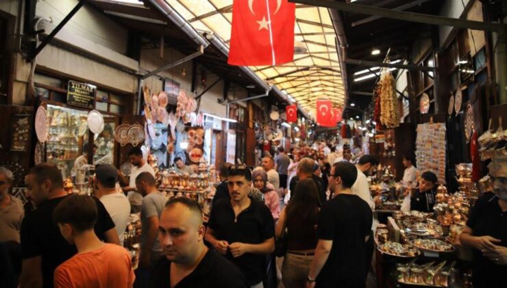 Kavurucu sıcaklar durduramadı! Gaziantep’in Bakırcılar Çarşısı doldu taştı