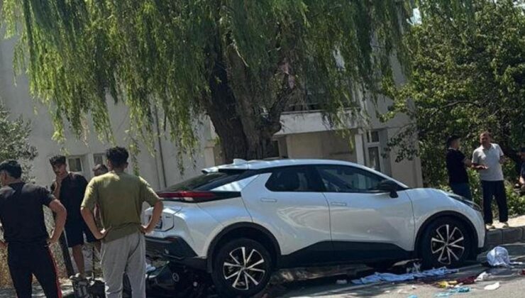 Park halindeki otomobile çarpan motosikletteki 2 kişi öldü