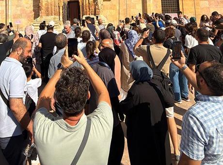 Sivas’ta ‘namaz kılan silüet’e ziyaretçi akını! Her gün aynı saatte ortaya çıkıyor