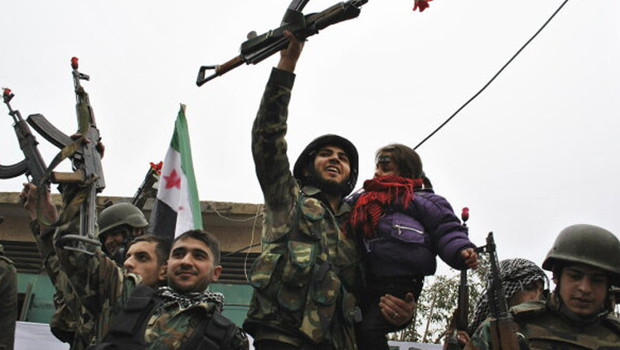 Suriye ordusu terör örgütü YPG’nin silahlarını teslim almaya başladı