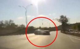 Pendik’te iki otomobilin çarpışması kamerada