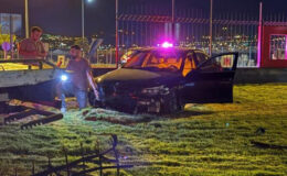 Kaldırımdan seken otomobil 1 metrelik duvarı aştı
