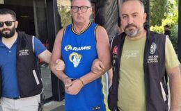 Antalya’da skandal! İngiliz turist Türk bayrağına tükürdü, tutuklandı