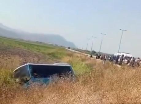 Halk otobüsü tarlaya uçtu: 1 yaralı