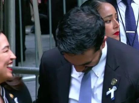 11 Eylül törenindeki bu görüntü sonrası hedefte Mamdani var: ‘Neden gülüyorsun?’