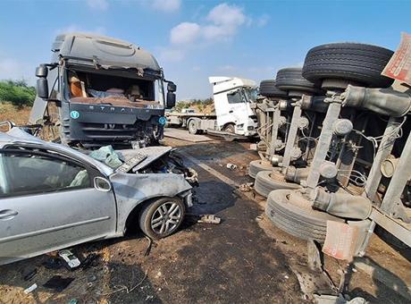 Karşı şeride geçen TIR dehşet saçtı! 1 kişi öldü, 2 kişi yaralandı
