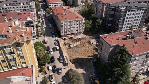 Bahçelievler’de 5 katlı binanın istinat duvarı çöktü, merdivenleri hasar gördü