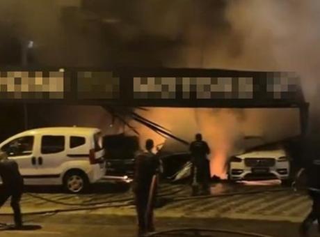 Antalya’da gece yarısı korkutan yangın! Oto galeride başladı, 3 katlı apartmana sıçradı