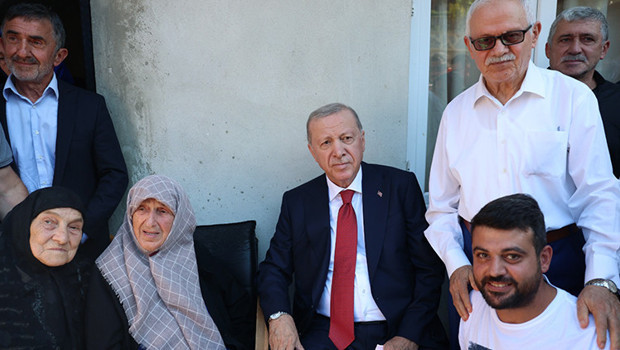Cumhurbaşkanı Erdoğan baba ocağında komşularıyla bir araya geldi