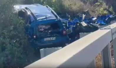 Bursa’da domates yüklü kamyon dehşeti: Virajı alamadı, park halindeki araca çarptı! 1 ölü, 1 yaralı