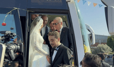 Cumhurbaşkanı Erdoğan, genç çifti seçim otobüsüne davet etti