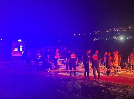 Alkollü TIR sürücüsü ters şeride girdi, motosiklete çarptı: 2 ölü, 1 yaralı