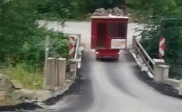 Karadeniz inadı işte böyle olur: Dik yokuşu kamyoneti geri geri sürerek çıktı!
