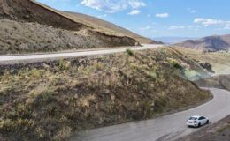 Erzurum’da gizemli yol! Motor kapalı araçlar yokuş yukarı çıkıyor