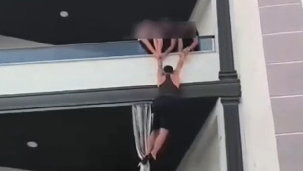 Hatay’da akılalmaz olay! Aranan hükümlü, polisleri görünce balkondan kaçmaya çalıştı