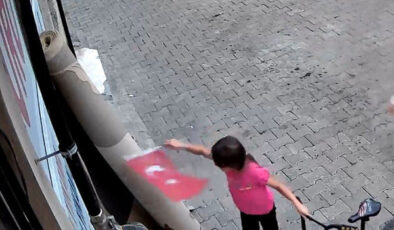 Yerde bulduğu Türk bayrağını öpüp kaldıran minik Nehir’in o anları yürek ısıttı