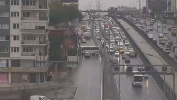 Avcılar D-100 Karayolu’nda servis midibüsü kaza yaptı
