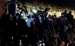 Kars’ta kaza! Saman balyası yüklü kamyonet devrildi