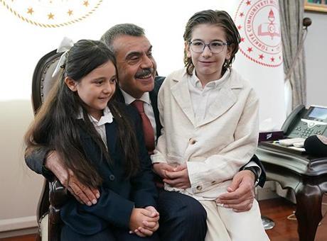 Bakan Tekin, Cumhurbaşkanı Erdoğan ile şarkı söyleyen öğrencileri kabul etti