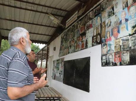 Antalya’da gören şaşırıyor! Köy meydanındaki duvara bakan ‘Allah rahmet eylesin’ diyor