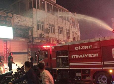 Galibiyet kutlaması faciaya dönüşüyordu! 3 iş yeri ve 1 araç yandı