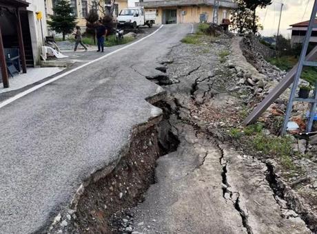 Rize’de sel felaketi! Yol 60 santimetre çöktü, istinat duvarı ayakta kaldı: ‘Bir anda her şey bitti’
