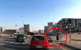 Ankara’da motosikletli kurye yayaya çarptı! Kaza anı kamerada