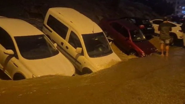 Ankara’da sel nedeniyle çöktü, çok sayıda araç hasar gördü