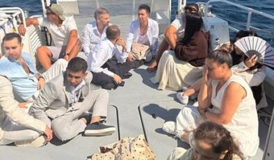 Hepsi şık kıyafetler giydi! Yelkenli tekneye şok baskın: 12 kişi yakalandı