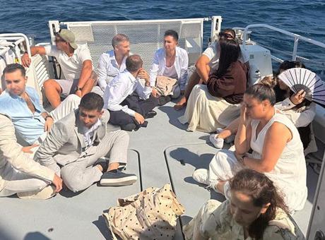 Hepsi şık kıyafetler giydi! Yelkenli tekneye şok baskın: 12 kişi yakalandı