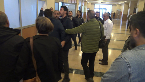 Dilovası’ndaki fabrika yangını davasında keşif gerginliği: Taraflar birbirine girdi