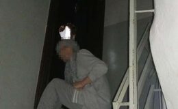 Komşusunun kapısını matkapla deldi! Yaşadığı korkuyu böyle anlattı: Evden çıkamaz hale geldiler