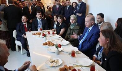 Cumhurbaşkanı Erdoğan New York’ta uğradığı kafede vatandaşlarla sohbet etti